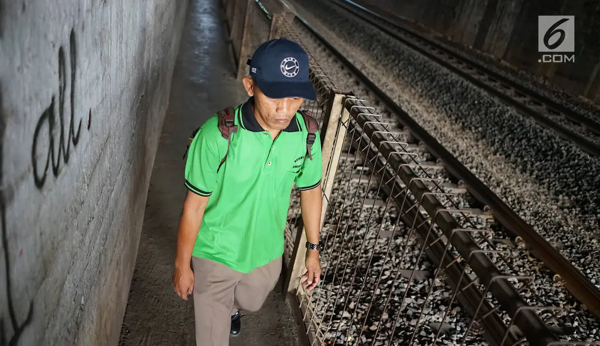Pejalan kaki melintasi jalan setapak di sekitar Stasiun Cawang, Jakarta, Kamis (9/5). Meskipun sempit, jalan setapak tersebut masih menjadi pilihan sebagian pejalan kaki untuk menyeberangi Jalan Gatot Soebroto, dibanding harus melewati JPO yang jaraknya lebih jauh. (Liputan6.com/Immanuel Antonius)