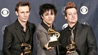 Usai vakum selama satu tahun, Green Day langsung tancap gas menggarap album kedua belas mereka.