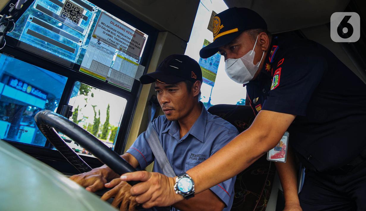 Untuk diketahui, ramp check merupakan proses pemeriksaan kondisi fisik bus serta kelengkapan administrasi kendaraan serta perizinan sudah sesuai dengan ketentuan peraturan perundang-undangan atau tidak. (Liputan6.com/Angga Yuniar)