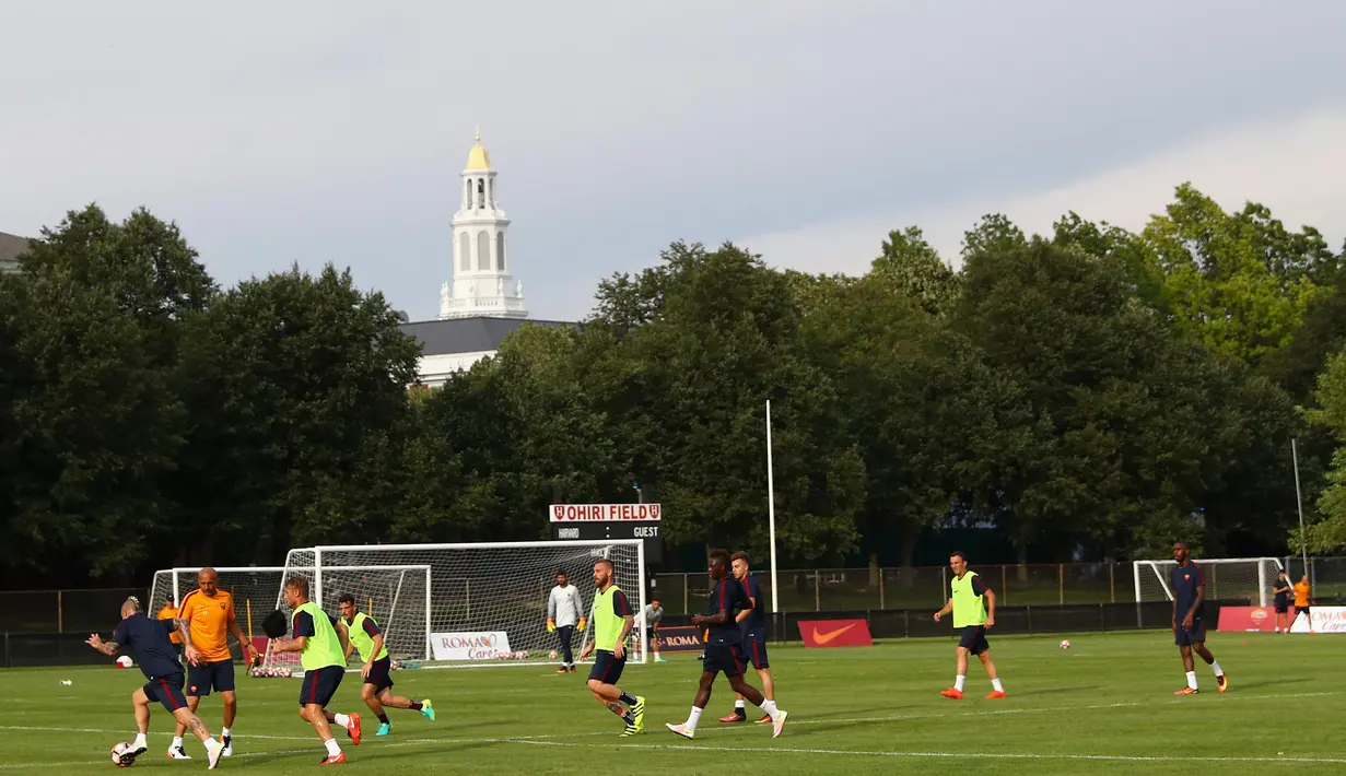 Suasana sesi latihan tour pra musim AS Roma di Ohiri Field, Cambridge, Massachusetts, (25/7/2016). (Maddie Meyer/Getty Images/AFP)
