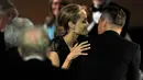 Kemesraan Angelina Jolie dan Brad Pitt pada Academy of Motion Picture Arts and Sciences di California, 16 November 2013. Keduanya terakhir kali terlihat bersama pada Juli 2016 saat merayakan ulang tahun anak kembar mereka. (Kevin Winter/Getty Images/AFP)