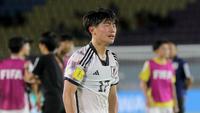 Ekspresi kesedihan pemain Timnas Jepang U-17, Shotaro Shibata, setelah timnya kalah dengan skor 1-2 dari Spanyol U-17 dalam pertandingan babak 16 Besar Piala Dunia U-17 di Stadion Manahan, Solo. Senin (20/11/2023). (Bola.com/Arief Bagus)
