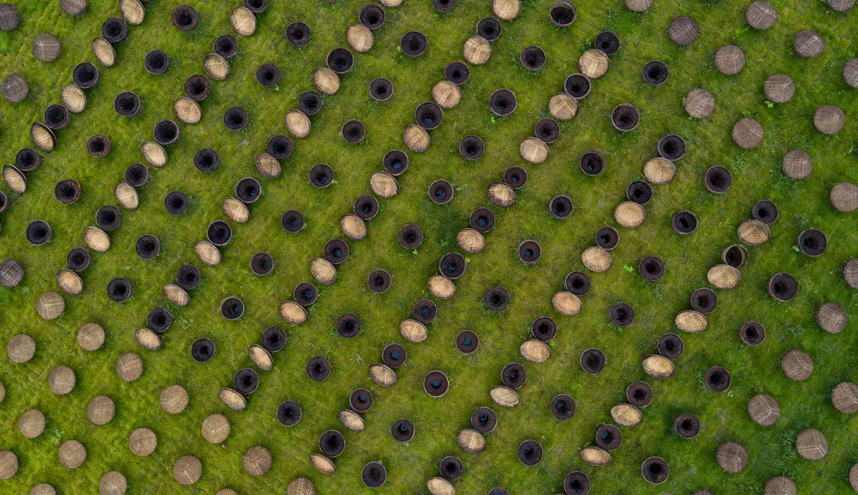 Foto dari udara bejana-bejana yang digunakan untuk proses pengeringan kecap di bawah terik matahari di Daqiao, sebuah kota di Wilayah Hejiang, Provinsi Sichuan, China, 28 September 2020. Teknik itu telah terdaftar sebagai warisan budaya takbenda tingkat provinsi dari Sichuan. (Xinhua/Jiang Hongjing)