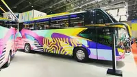 Mercedes-Benz OH 1626 Euro 4 dan OF 917 Euro 4 dibalut dengan livery grafiti aneka warna. (Oto.com)