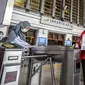 Petugas menunjukkan pesan peringatan COVID-19 di Stasiun Jakarta Kota, Jakarta, Rabu (28/10/2020). Mengantisipasi lonjakan penumpang saat cuti bersama dan Sumpah Pemuda, PT KCI mengajak pengguna KRL bersatu dan bangkit melawan COVID-19 dengan menerapkan 3M. (Liputan6.com/Johan Tallo)