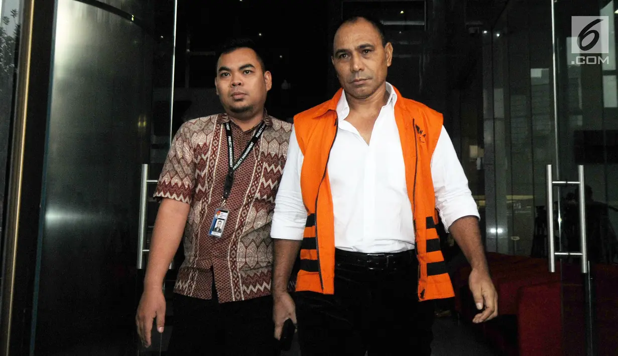 Bupati Ngada, Marianus Sae berjalan meninggalkan gedung KPK usai menjalani pemeriksaan lanjutan, Jakarta, Selasa(27/3). (Merdeka.com/Dwi Narwoko)