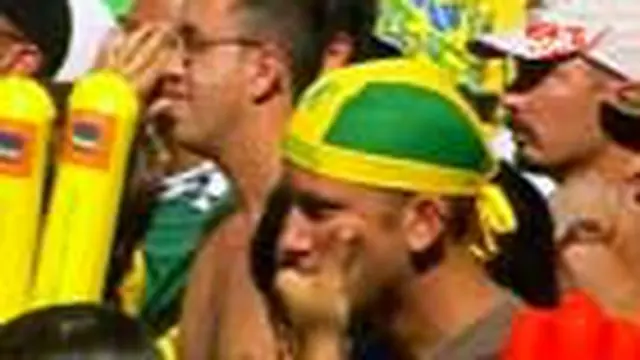 Tersingkir dari pentas Piala Dunia telah membuat para fans Brasil dirundung duka. Sebagian besar suporter Tim Samba menuding keras kepalanya Dunga sebagai biang kerok kegagalan Brasil di Piala Dunia kali ini.