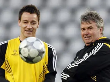 Chelsea&#039;s Manager Guus Hiddink with John Terry during the team training session on the eve of the Champions League match between Juventus and Chelsea at Olympic Stadium in Turin on March 9, 2009. AFP PHOTO/Adrian Dennis