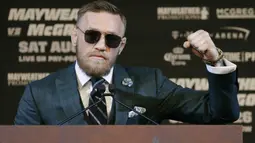 Gaya Conor McGregor memberikan sambutan pada konferensi pers jelang duel melawan Floyd Mayweather Jr. di MGM Grand, Las Vegas, (23/8/2017). (AP/John Locher)