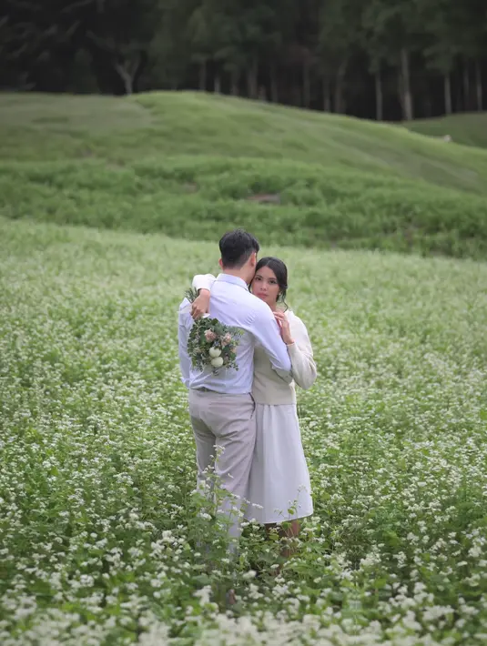 Makeup pun dibuat simple namun tetap terlihat menarik. Penampilan dipermanis dengan anting-anting mutiara. Tampak ia pun membawa buket bunga. [Twitter/@rachellyahya]