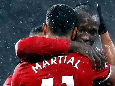 Pemain Manchester United, Anthony Martial merayakan gol rekannya, Romelu Lukaku ke gawang AFC Bournemouth pada lanjutan laga Premier League di Old Trafford, Rabu (13/12). Lukaku menjadi penentu kemenangan dengan skor 1-0 itu. (Martin Rickett/PA via AP)