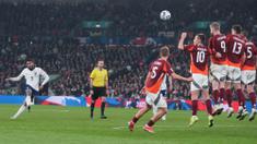 Pemain Timnas Inggris, Reece James, mencetak gol melalui tendangan bebas ke gawang Latvia dalam laga Grup K Kualifikasi Piala Dunia 2026 Zona Eropa yang digelar di Stadion Wembley, Selasa (25/3/2025) dini hari WIB. (AP Photo/Kin Cheung)