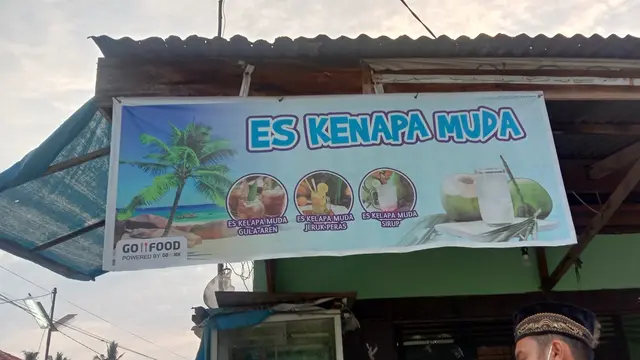 6 Tulisan Typo di Spanduk Warung Es Kelapa Muda Ini Bikin Tepuk Jidat