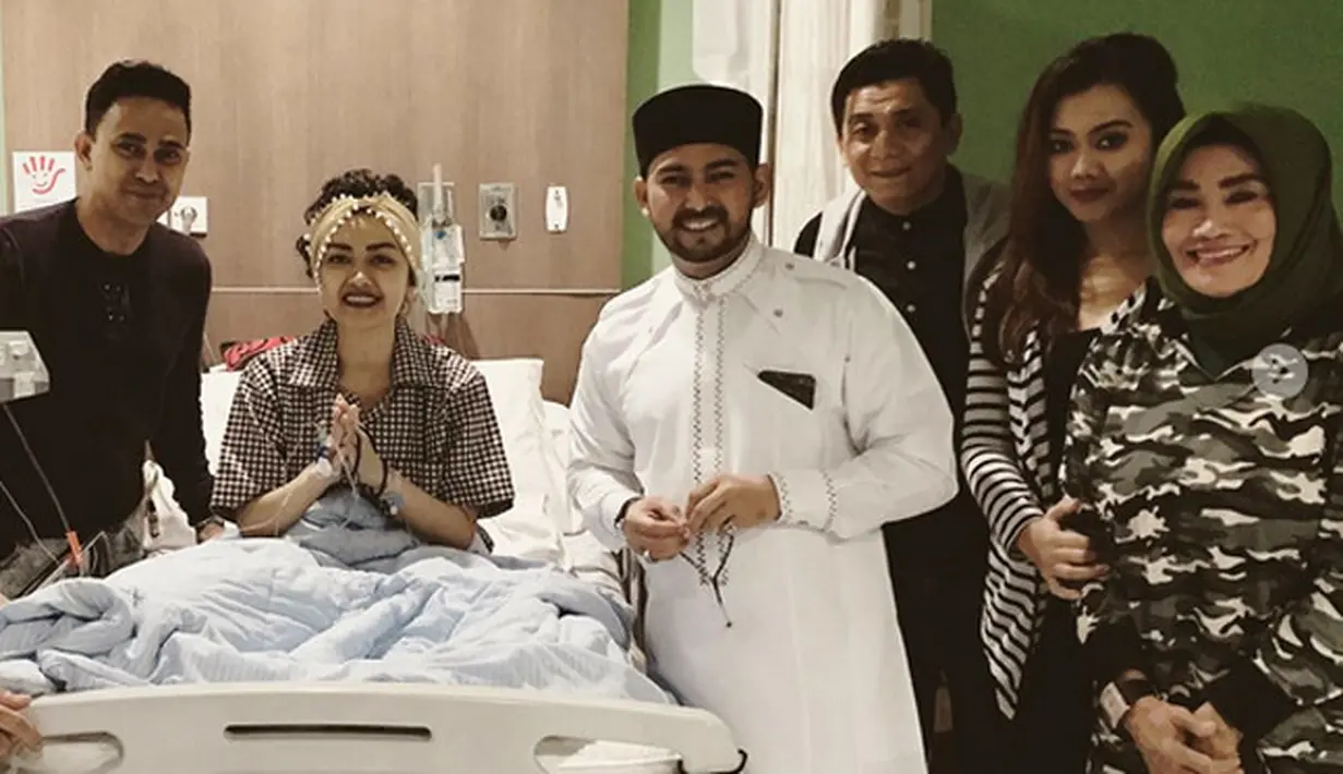 Beruntung Jupe memiliki banyak teman dan sahabat. Yang terus berdatangan untuk memberikan semangat dan doa demi kesembuhannya. Begitu juga dengan Angie, yang tak henti-hentinya memberikan semangat pada kakaknya. (Instagram/juliaperrezz)