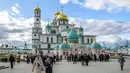 Pemandangan Biara Orthodok Yerusalem Baru saat dipenuhi pengunjung yang terletak di luar kota Istra, Rusia (21/10). Biara Ortodoks Yerusalem Baru dibangun oleh Gereja Orthodok Rusia pada tahun 1656. (AFP Photo/Mladen Antonov)