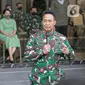 KSAD Jendral TNI Andika Perkasa memberi sambutan saat mendampingi Serda Aprilia Manganang menjalani sidang perubahan status jenis kelamin dan pergantian nama di Pengadilan Negeri Tondano secara virtual di Mabes TNI AD, Jakarta, Jumat (19/3/2021). (Liputan6.com/Faizal Fanani)