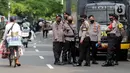 Petugas kepolisian bersiaga di jalan Kuningan Persada sekitar Gedung Merah Putih KPK, Jakarta, Selasa (1/6/2021). Pengamanan gedung KPK dan sekitarnya diperketat terkait upacara pelantikan pegawai KPK menjadi Aparatur Sipil Negara. (Liputan6.com/Helmi Fithriansyah)