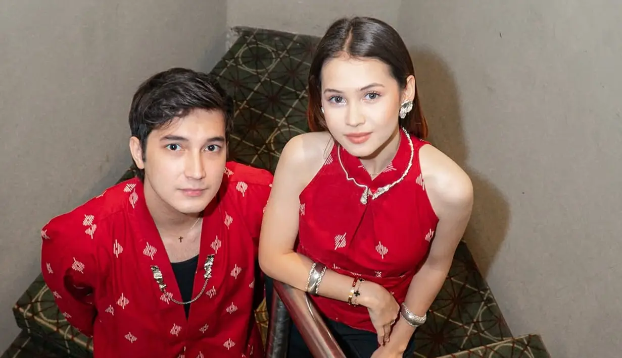 Sejak resmi pacaran pada 2022 lalu, Junior Roberts dan Sandrinna Michelle makin lengket. Meski sering disorot karena perbedaan usianya, namun tak mengurangi keromantisan pasangan muda ini. Sama-sama tengah naik daun di industri hiburan, Junior Roberts dan Sandrinna Michelle saling dukung project satu sama lainnya, mulai dari film, sinetron hingga web series. (Liputan6.com/IG/@juniorrobertss)