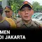 Pengamen berkostum badut mencoba kabur saat Satpol PP menggelar razia penyandang masalah kesejahteraan sosial (PMKS) di sekitar kawasan Senen, Jakarta Pusat pada Rabu siang. Razia digelar karena adanya laporan pengamen dan pengemis yang kerap memaksa...