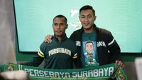 Kapten Persebaya Surabaya, Ruben Sanadi (kiri) dan pemain anyar Bajul Ijo, Hansamu Yama Pratama, pada acara perkenalan tim di Surabaya, Rabu (16/1/2019). (Bola.com/Aditya Wany)