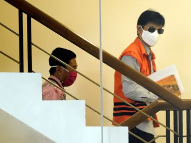 Bupati Solok Selatan nonaktif, Muzni Zakaria mengenakan kacamata dan masker akan menjalani pemeriksaan terkait kasus dugaan menerima suap proyek pembangunan infrastruktur Jembatan Ambayan dan Masjid Agung di Solok Selatan di Gedung KPK, Jakarta, Selasa (19/5/2020).  (merdeka.com/Dwi Narwoko)