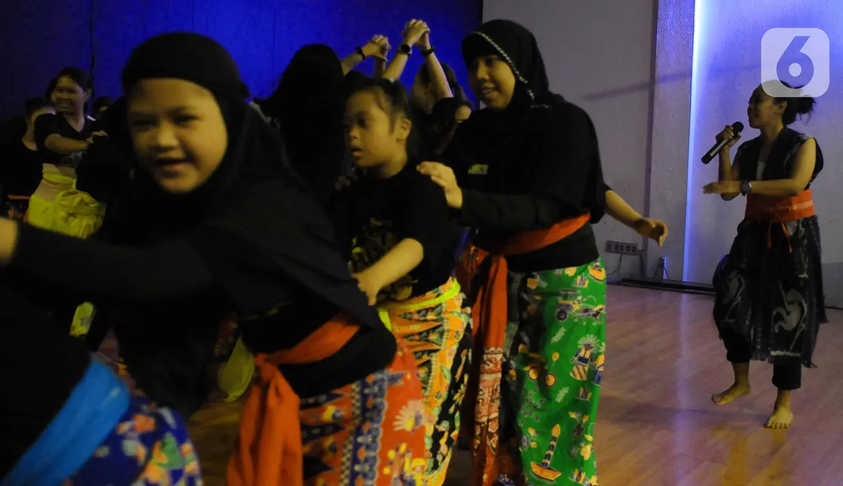 Belantara Budaya berkolaborasi Komunitas Perempuan Peduli dan Berbagi latihan menari di Jakarta, Sabtu (25/11/2023). (merdeka.com/Imam Buhori)