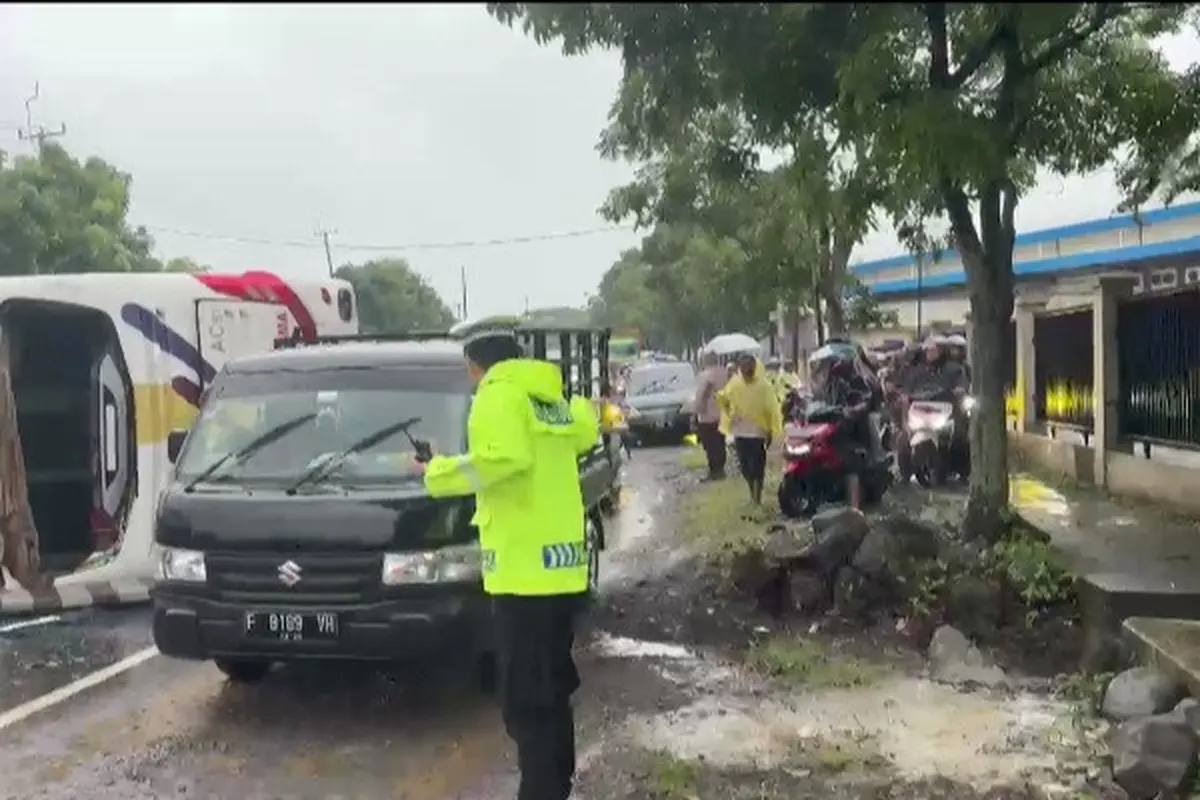 Bus sarat penumpang terguling di Jalan Jalur Lingkar Selatan Kecamatan Warudoyong Kota Sukabumi, 8 penumpang mengalami luka-luka (Liputan6.com/Istimewa)