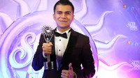 Handika Pratama raih penghargaan Aktor Pendukung Paling Ngetop (Liputan6.com/Herman Zakharia)