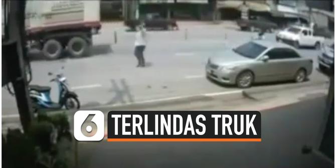 VIDEO: Ngeri, Pemotor Terlindas Truk Usai Hantam Pintu Mobil