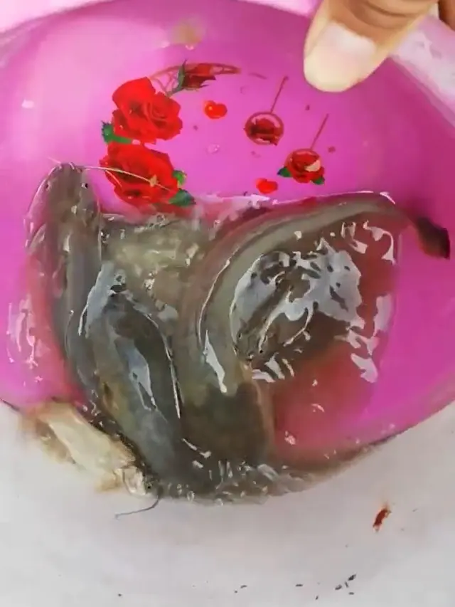 Sekumpulan pemuda dan bapak-bapak pancing ikan di kuburan.