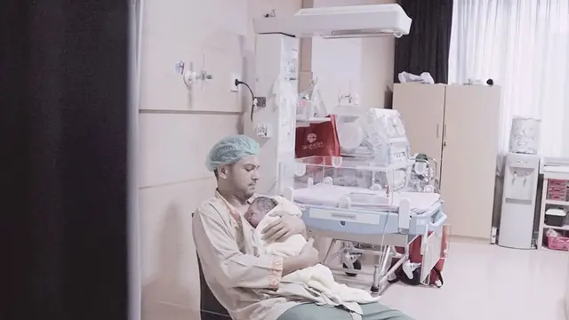 6 Momen Seleb Pria Peluk Anaknya yang Baru Lahir, Penuh Haru
