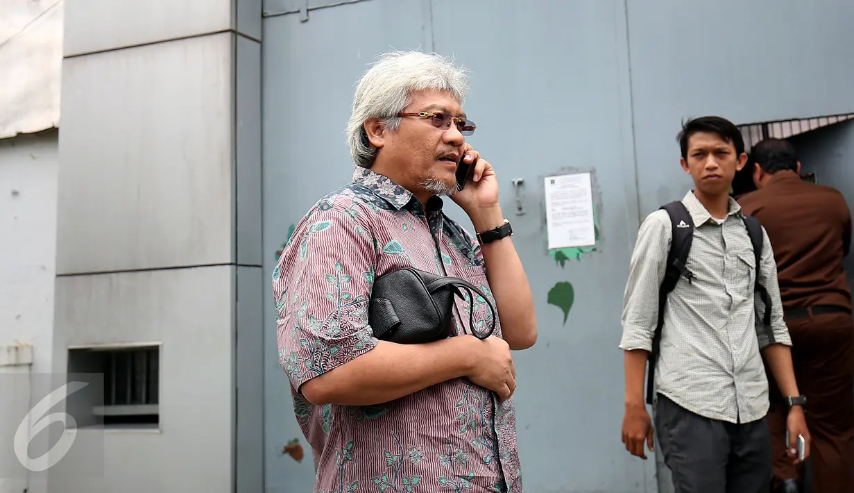 Mantan Menhut M.S Kaban berjalan keluar rutan pondok bambu usai mengunjungi rekannya yang juga mantan Menteri Kesehatan Siti Fadilah Supari di Rutan Pondok Bambu, Jakarta, Kamis (10/11). (Liputan6.com/Johan Tallo)