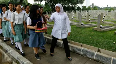 Mensos Khofifah Indar Parawansa bersama sejumlah siswa SMA melakukan ziarah ke Taman Makam Pahlawan Nasional, Kalibata, Jakarta, Kamis (12/11).  Kegiatan tersebut merupakan rangkaian memperingati Hari Pahlawan Nasional. (Liputan6.com/Yoppy Renato)