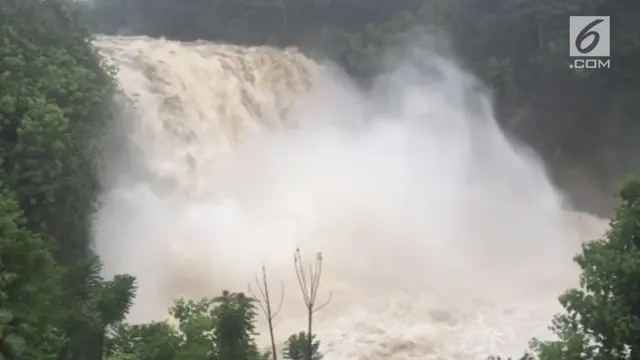 Sebuah air terjun di Hawaii, AS berubah menjadi arus air bah yang deras karena banjir.