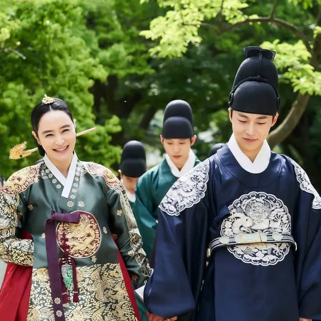 Pemain Under The Queen's Umbrella (Foto: Instagram hs_kim_95)