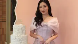 Pada perayaan ini, Wilona tampil anggun dengan mini dress off-shoulders berwarna baby pink. Hiasan pita besar di bagian bahunya menambah kesan elegan, membuat penampilannya dijuluki seperti Glinda, karakter penyihir baik dalam film "Wicked". (Liputan6.com/IG/@natashawilona12)