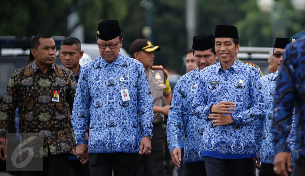 Presiden Joko Widodo (Jokowi) didampingi Mendagri Tjahjo Kumolo menghadiri upacara HUT ke-45 Korps Pegawai Republik Indonesia (Korpri) di Silang Monas, Jakarta, Selasa (29/11). Jokowi akan bertindak menjadi Inspektur Upacara. (Liputan6.com/Faizal Fanani)