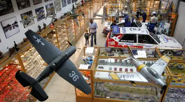 Pengunjung menikmati berbagai koleksi mainan atau diecast mobil dan diorama terbesar milik Nabil Karam yang dipamerkan di dalam museum Zouk Mosbeh, di utara Beirut, Libanon, (16/11). (Reuters/Aziz Taher)