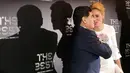 Diego Maradona bersama kekasihnya, Rocio Oliva berbincang saat menghadiri The Best FIFA Football Awards 2017 di London, Inggris (23/10). Rocio berusia 23 tahun  merupakan kekasih Maradona sejak lebih dari 3 tahun lalu. (AP Photo/Alastair Grant)