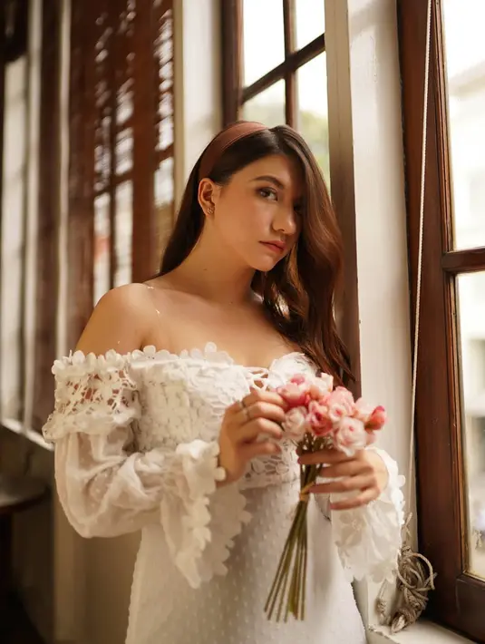 Dalam bidang musik, ia sebelumnya merupakan salah satu anggota grup vokal wanita bernama Elovii. Kurang lebih ada lima single yang pernah ia bawakan. Selain itu ia pun merupakan seorang model dengan paras blasteran. (Liputan6.com/IG/@cassandraslee)
