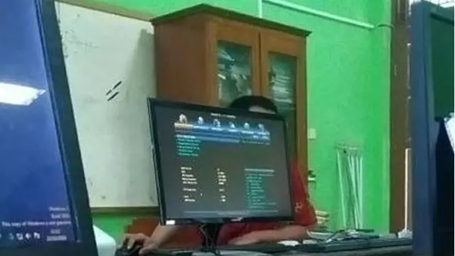 6 Kelakuan Kocak Guru saat Mengajar di Kelas Ini Bikin Kangen Sekolah