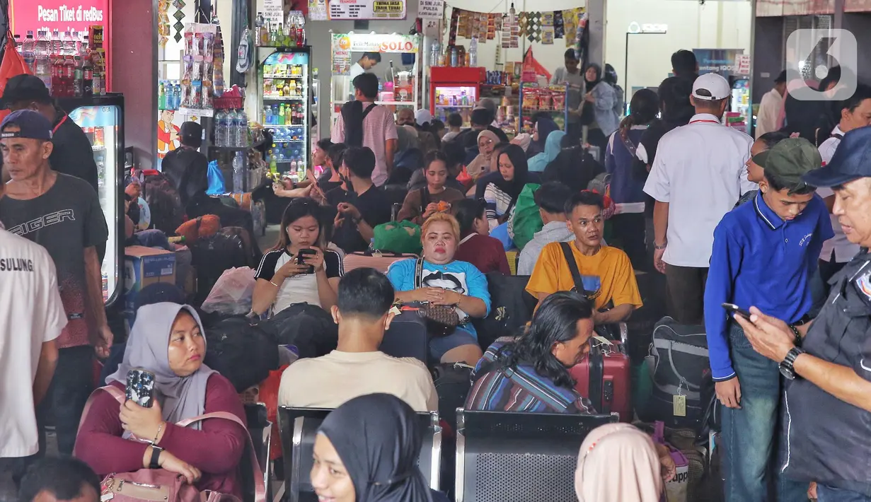Untuk mengantisipasi lonjakan penumpang, jumlah armada bus yang beroperasi di Terminal Kalideres juga akan mengalami peningkatan signifikan. (Liputan6.com/Angga Yuniar)