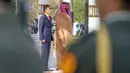 Selanjutnya, kedua pemimpin berjalan masuk menuju lobi Istana Al-Yamamah untuk memperkenalkan delegasi dari masing-masing negara. (Bandar AL-JALOUD/Saudi Royal Palace/AFP)