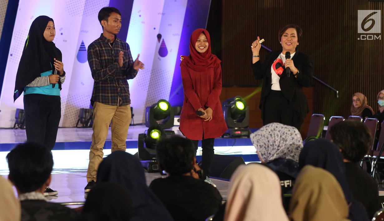 Direktur Program SCM, Harsiwi Achmad berinteraksi dengan peserta EGTC 2018 Bandung di sela-sela memberikan materi tentang dunia pertelevisian di Graha Sanusi Hardjadinata, Universitas Padjajdaran, Bandung, Kamis (6/12). (Liputan6.com/Helmi Fithriansyah)