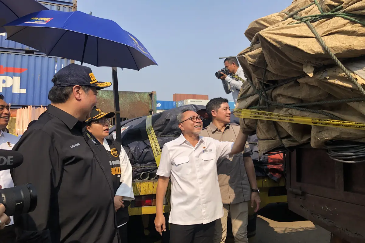 Menteri Perdagangan (Mendag) Zulkifli Hasan, Menteri Keuangan Sri Mulyani Indrawati dan Menteri Koordinator Bidang Perekonomian Airlangga Hartarto meninjau puluhan kontainer berisi barang impor ilegal, di Cikarang Dry Port, Bekasi, Jawa Barat.