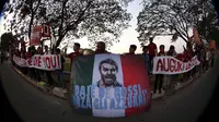 Suporter AS Roma menanti berjam-jam di Bandara Soekarno Hatta guna menyambut kesayangannya. (Bola.com/Arief Bagus)