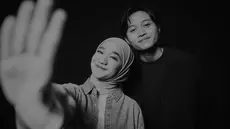 Lirik lagu 'Tak Satu Cerita' yang emosional dan menyentuh menggambarkan perasaan pilu namun tetap penuh makna di tengah perbedaan jalan hidup yang mereka tempuh. Lagu ini dikemas dengan aransemen musik modern yang semakin memperkuat pesan emosional yang ingin disampaikan. (Liputan6.com/IG/@nabilataqiyyah)