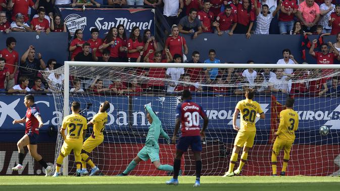 Kiper Barcelona, Marc-Andre Stegen, gagal menghalau bola saat melawan Osasuna pada laga La Liga di Stadion El Sadar, Pamplona, Sabtu (31/8). Kedua klub bermain imbang 2-2. (AP/Alvaro Barrientos)