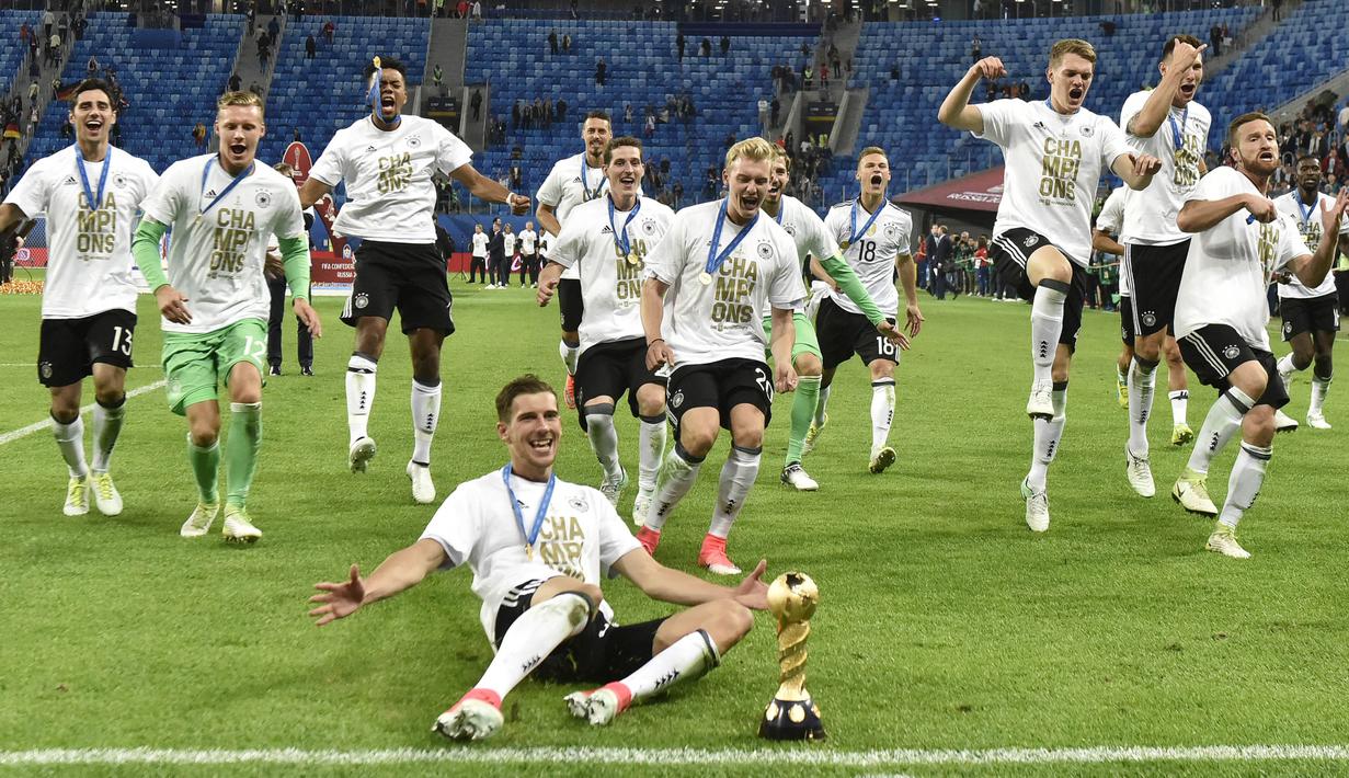 Para pemain Jerman melakukan selebrasi setelah berhasil merebut Piala Konfederasi 2017 dengan mengalahkan Cile di Stadion Saint Petersburg, Rusia, Minggu (3/7/2017). Jerman menang 1-0 atas Cile. (AP/Martin Meissner)