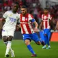 Gelandang Real Madrid&nbsp;Eduardo Camavinga dan pemain Atletico Madrid Koke. (GABRIEL BOUYS / AFP)